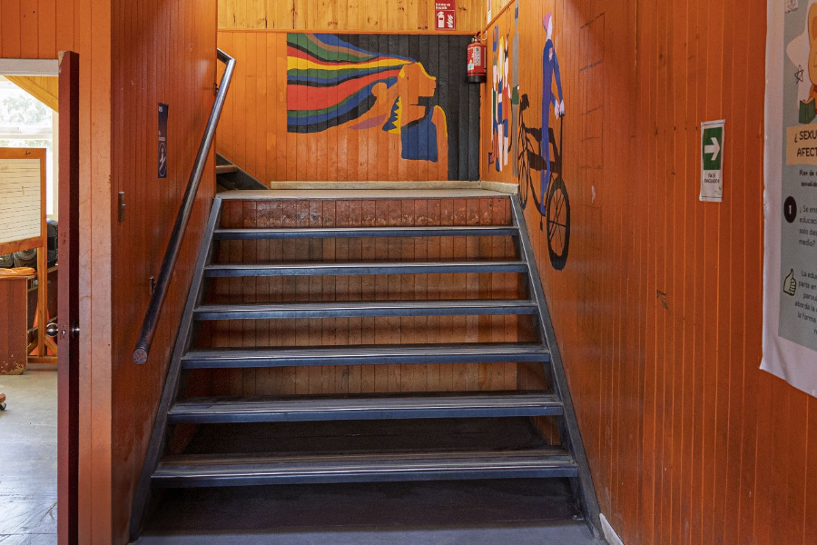 Escalera Escuela Raíces de Quellón