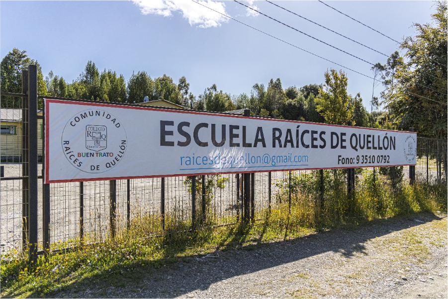 Letrero Escuela Raíces de Quellón